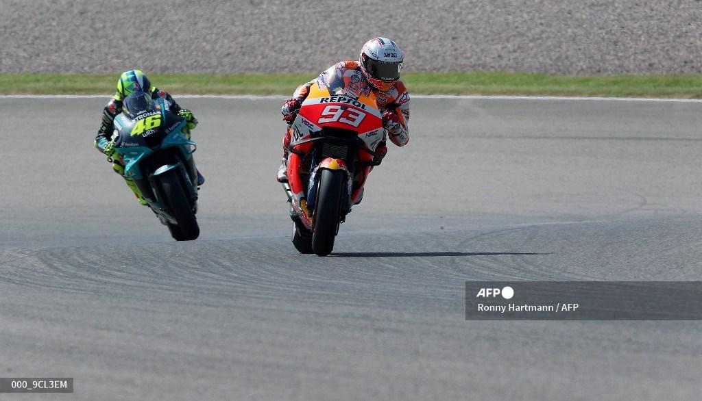 pembalap-honda-spanyol-marc-marquez-kanan-dan-valentino-rossi-kiri.jpg