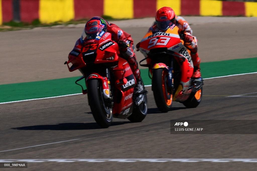 pembalap-italia-francesco-bagnaia-melintasi-garis-finis-di-depan-marc-marquez.jpg