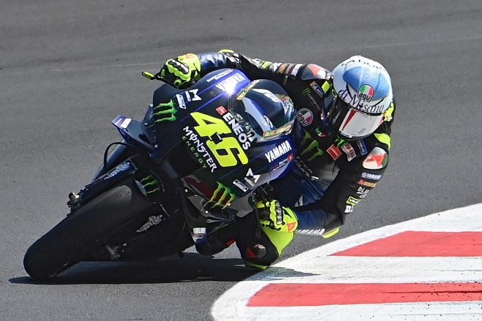 pembalap-italia-monster-energy-valentino-rossi-mengemudikan-sepedanya-pada-sesi-latihan-bebas.jpg