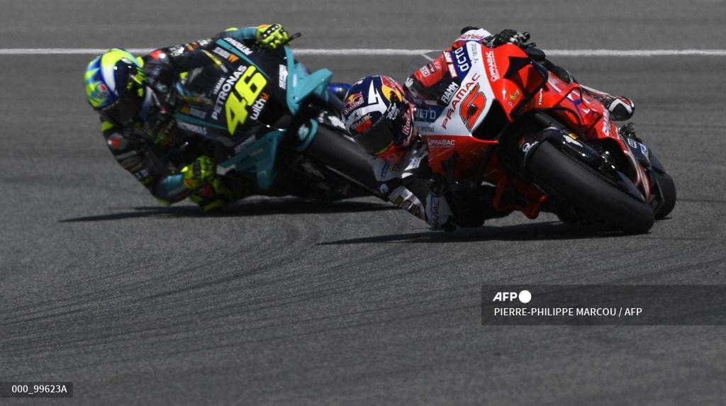 pembalap-italia-petronas-yamaha-srt-valentino-rossi-kiri-bersaing-dengan-johann-zarco.jpg