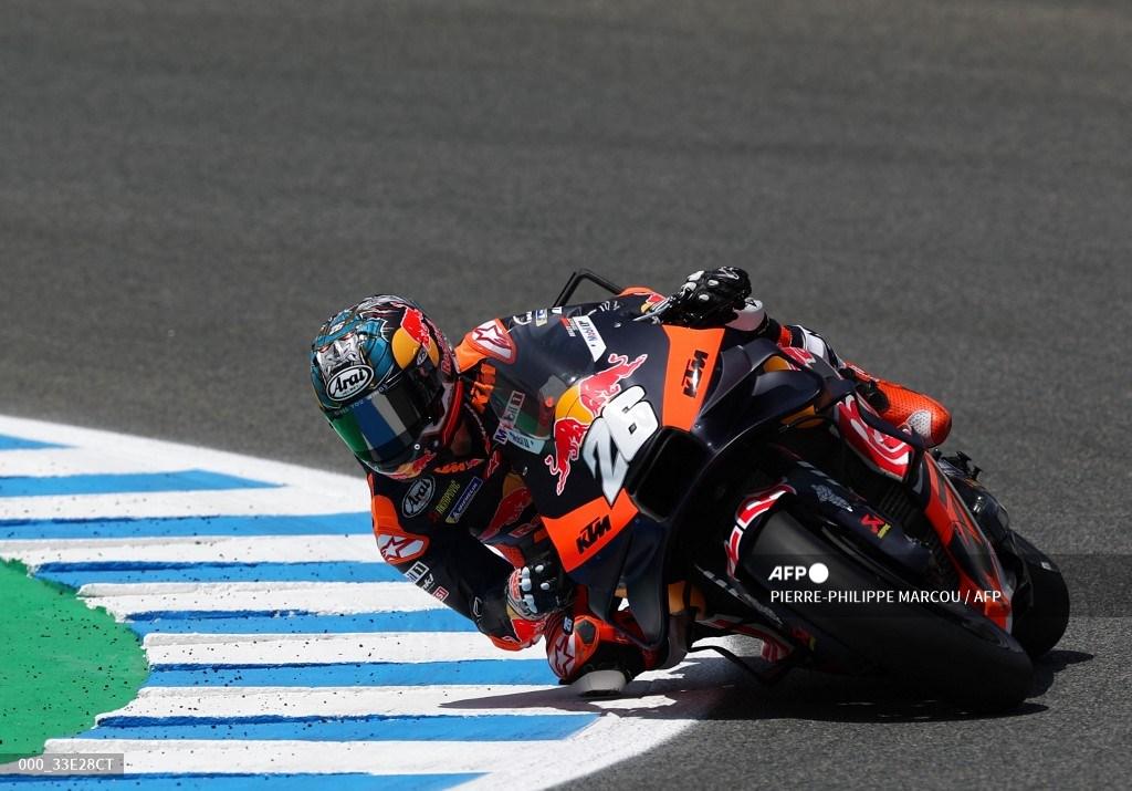 Pembalap KTM Spanyol Dani Pedrosa membalap pada sesi latihan kedua Grand Prix MotoGP Spanyol di trek balap Jerez di Jerez de la Frontera pada 28 April 2023.
