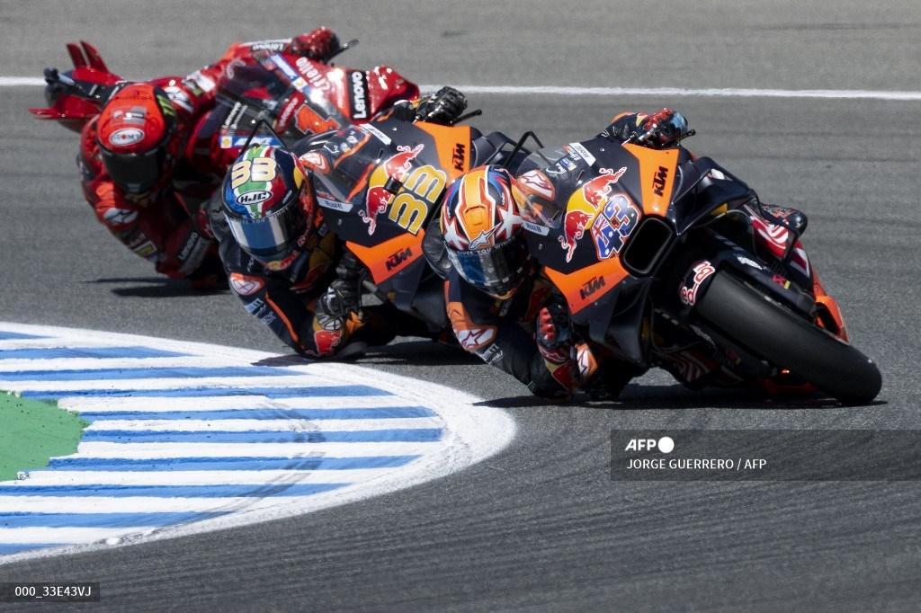 pembalap-ktm-jack-miller-33-dan-pebalap-ducati-francesco-bagnaia-beradu-kecepatan.jpg
