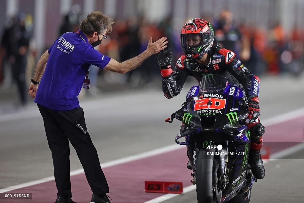 pembalap-monster-energy-yamaha-fabio-quartararo-merayakan-kemenangan-dengan-timnnya.jpg