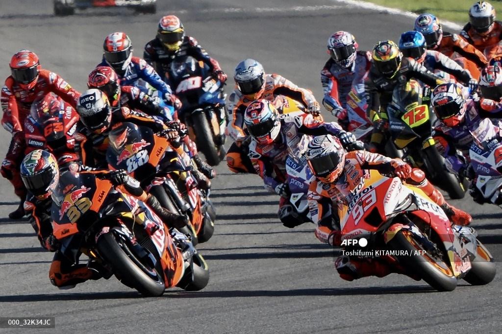 pembalap-red-bull-ktm-factory-racing-afrika-selatan-brad-binder-kiri.jpg