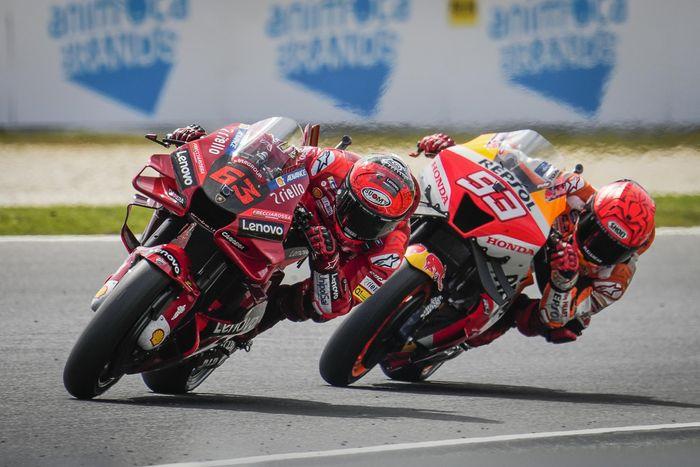 pembalap-repsol-honda-marc-marquez-saat-membuntuti-francesco-bagnaia.jpg