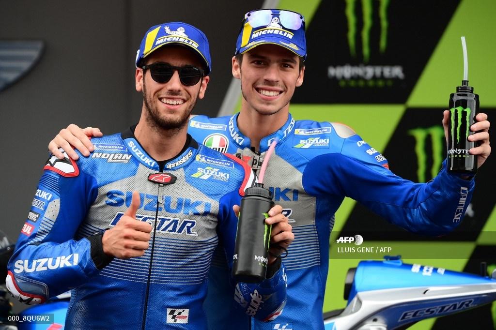 pembalap-spanyol-suzuki-ecstar-alex-rins-kiri-dan-pembalap-spanyol-suzuki-ecstar-joan-mir.jpg