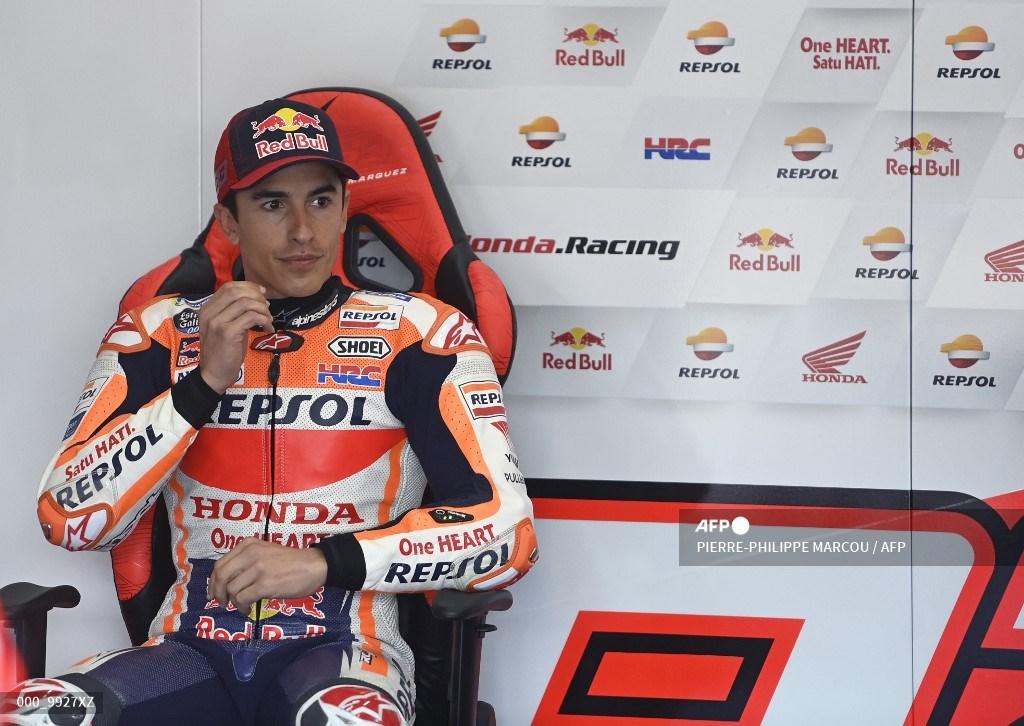 pembalap-spanyol-tim-repsol-honda-marc-marquez-duduk-di-dalam-kotak-selama-sesi-latihan-pertama.jpg