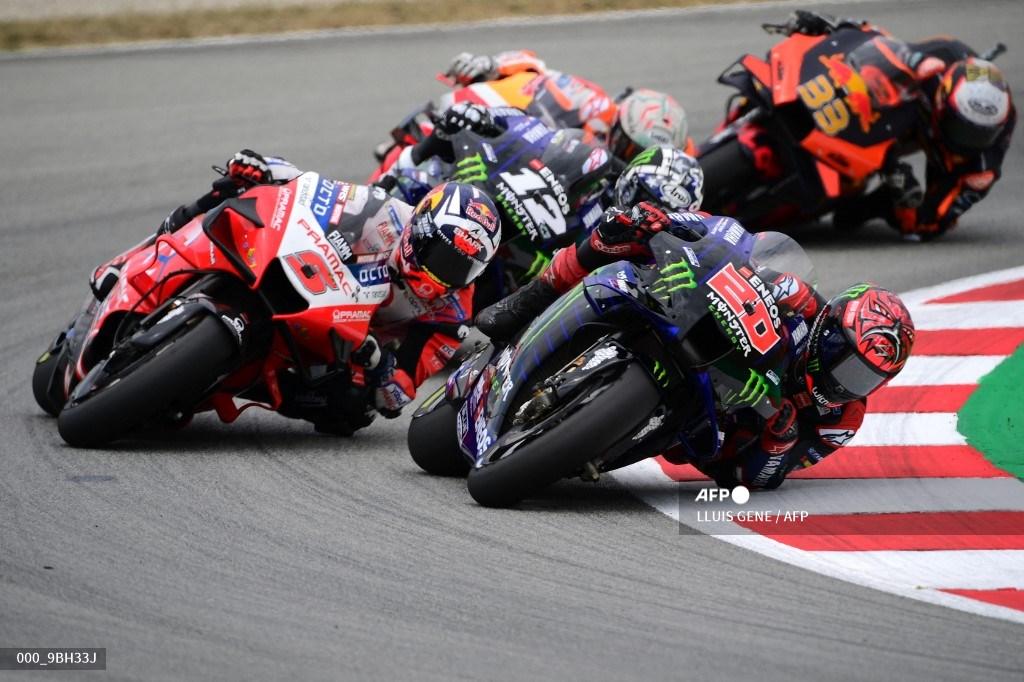 pembalap-yamaha-prancis-fabio-quartararo-kanan-mengendarai-di-depan.jpg