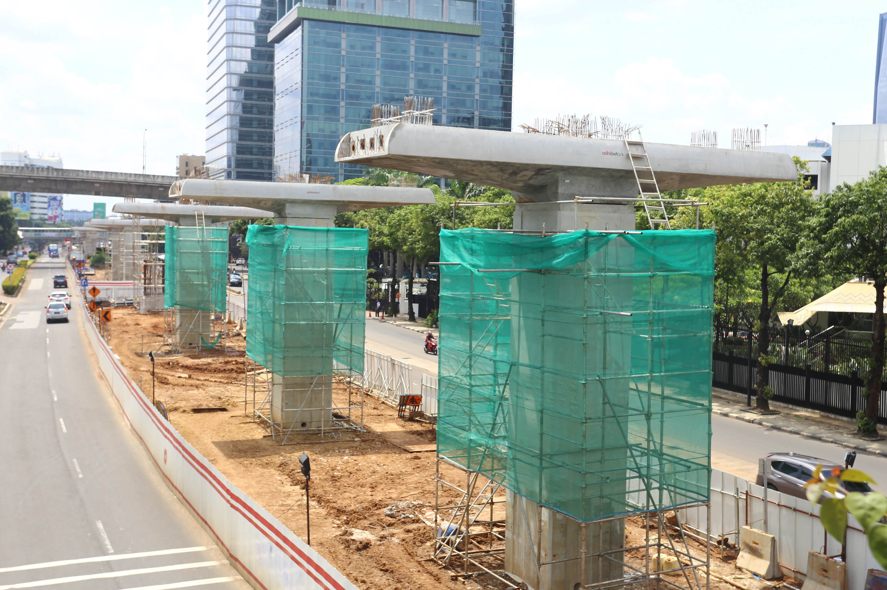 pembangunan-lrt-kuningan-terus-dikebut_20171226_163304.jpg