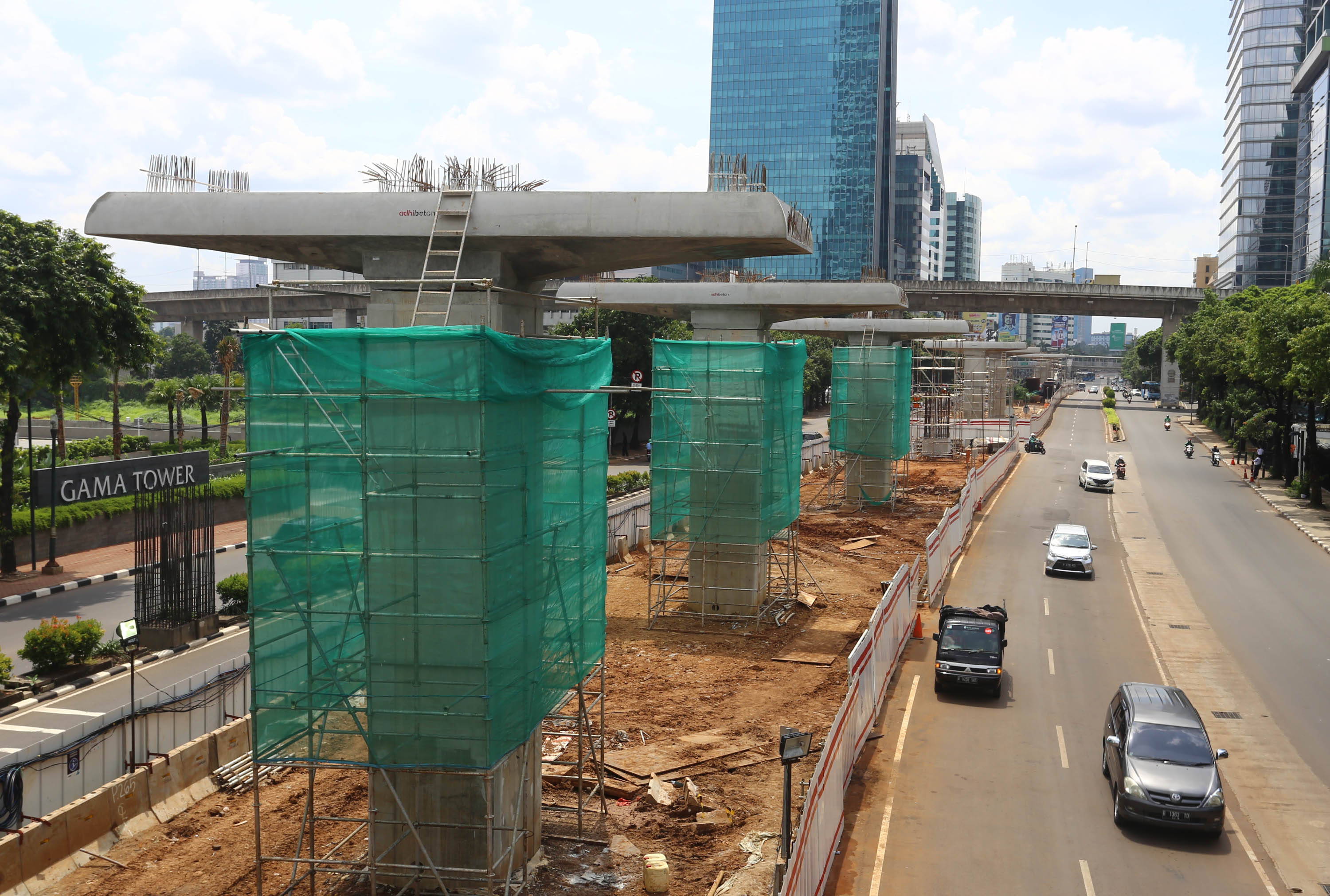 pembangunan-lrt-kuningan-terus-dikebut_20171226_163342.jpg