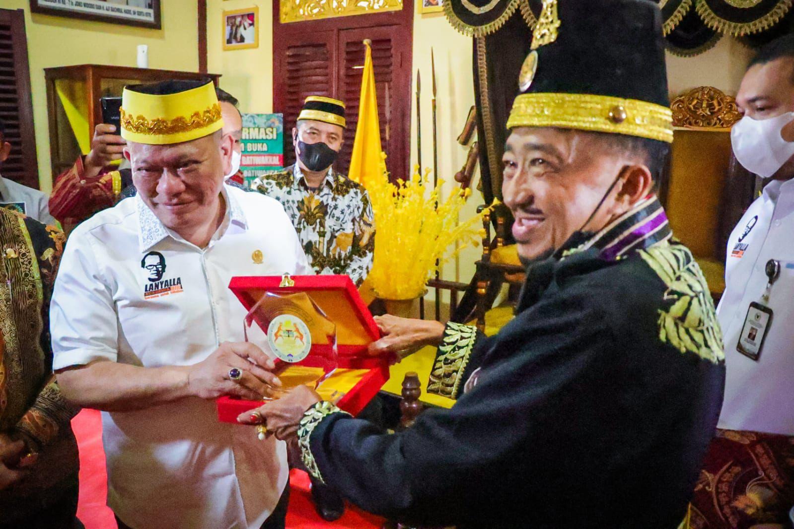 pemberian-gelar-bangsawan-raden-mas-satria-untuk-lanyalla.jpg