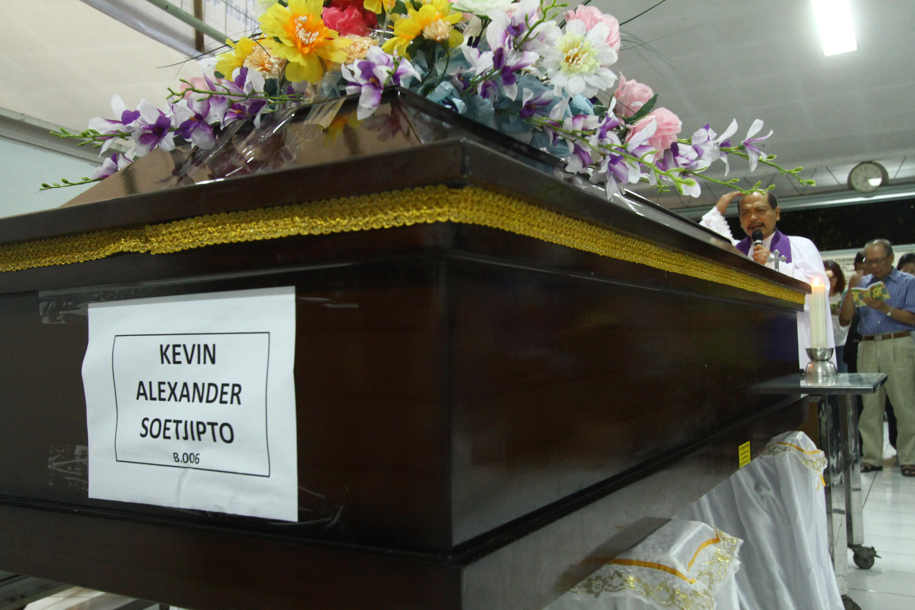 pemberkatan-jenazah-kevin-korban-airasia_20150102_225322.jpg
