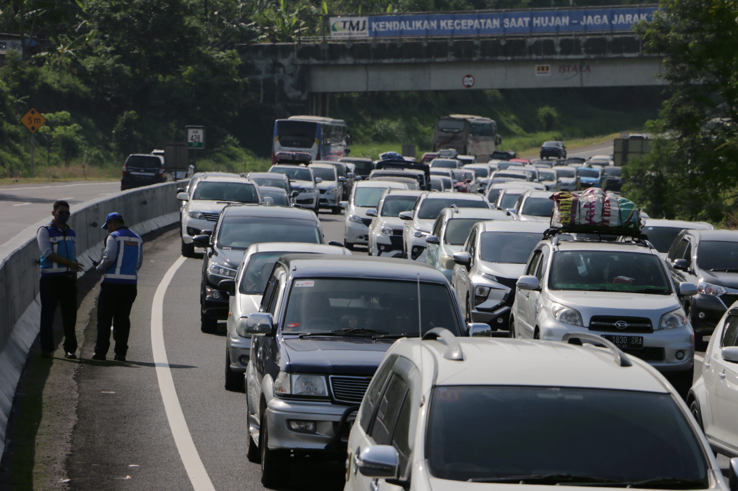 pemberlakuan-contra-flow-jalan-tol-semarang-bawen_20190601_112801.jpg