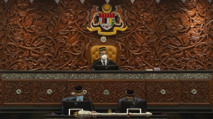 pembicara-datuk-azhar-azizan-harun-berbicara-selama-sidang-khusus-parlemen.jpg