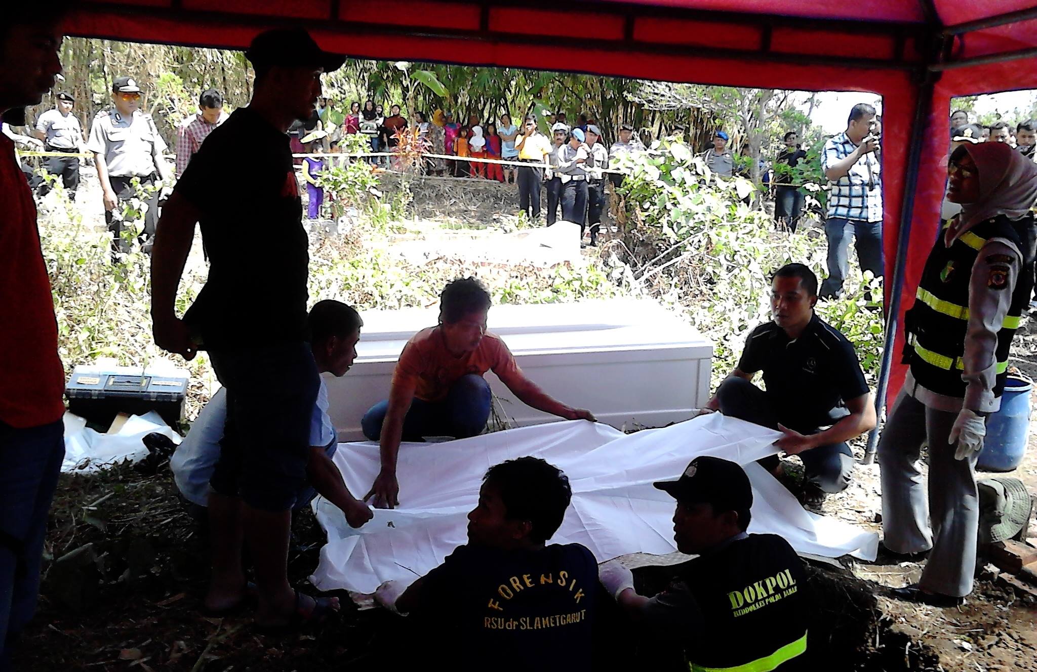 pembongkaran-makam-rian_20150807_120727.jpg