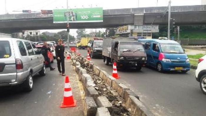 pembongkaran-separator-di-jalan-ks-tubun-bogor-utara.jpg