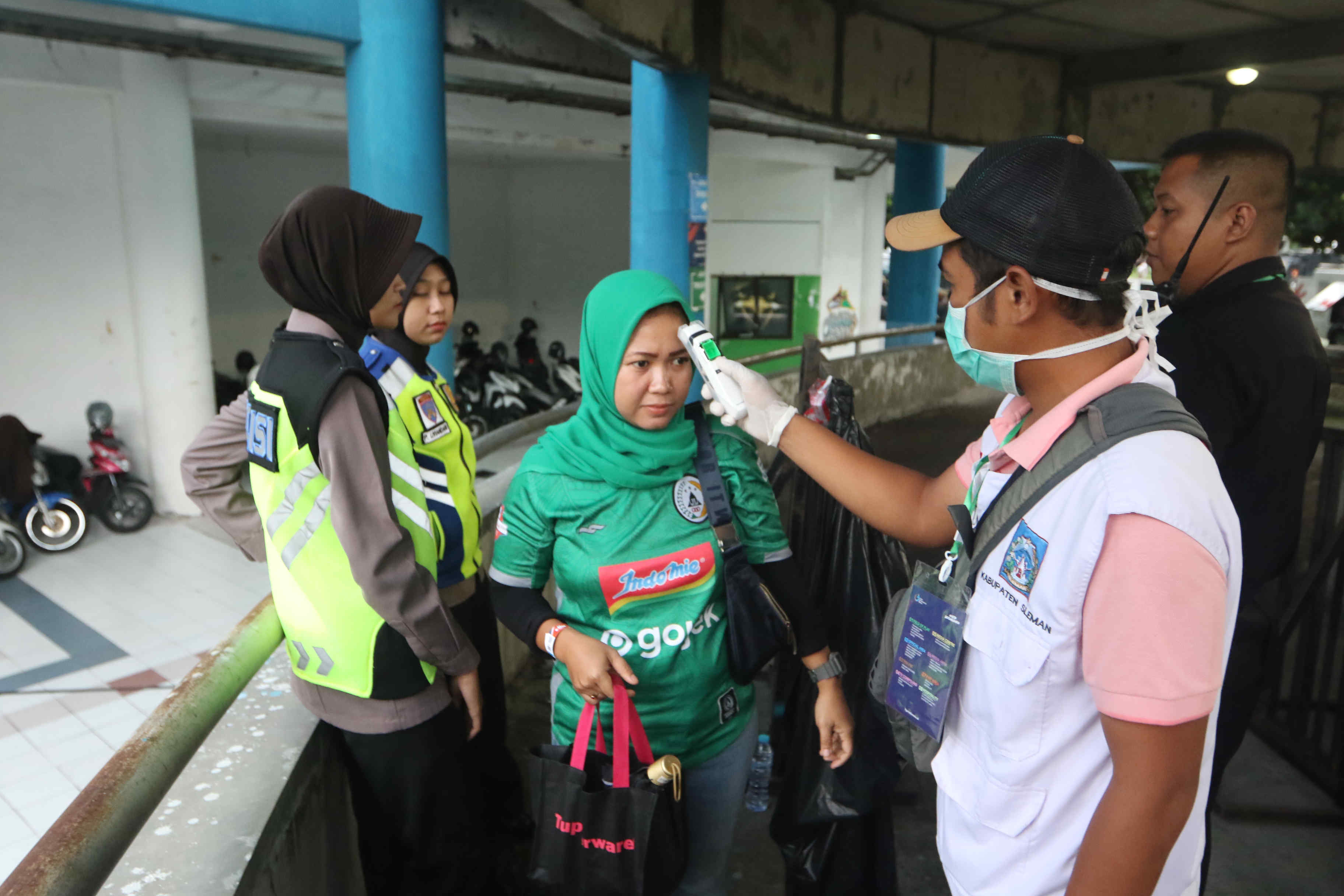 pemeriksaan-suhu-tubuh-suporter-di-stadion-maguwoharjo_20200308_180319.jpg