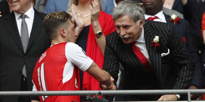 pemilik-arsenal-stan-kroenke-dan-mesut-oezil_20171203_085734.jpg