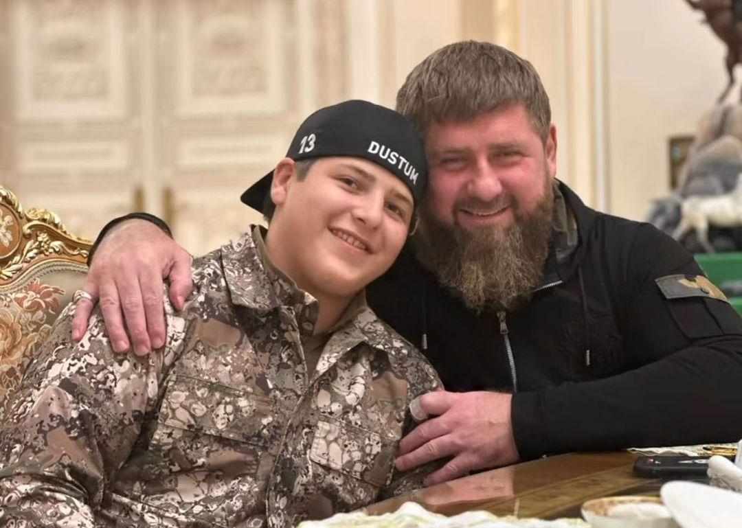 pemimpin-chechnya-ramzan-kadyrov-kanan-dan-putranya-adam-kadyrov-kiri.jpg