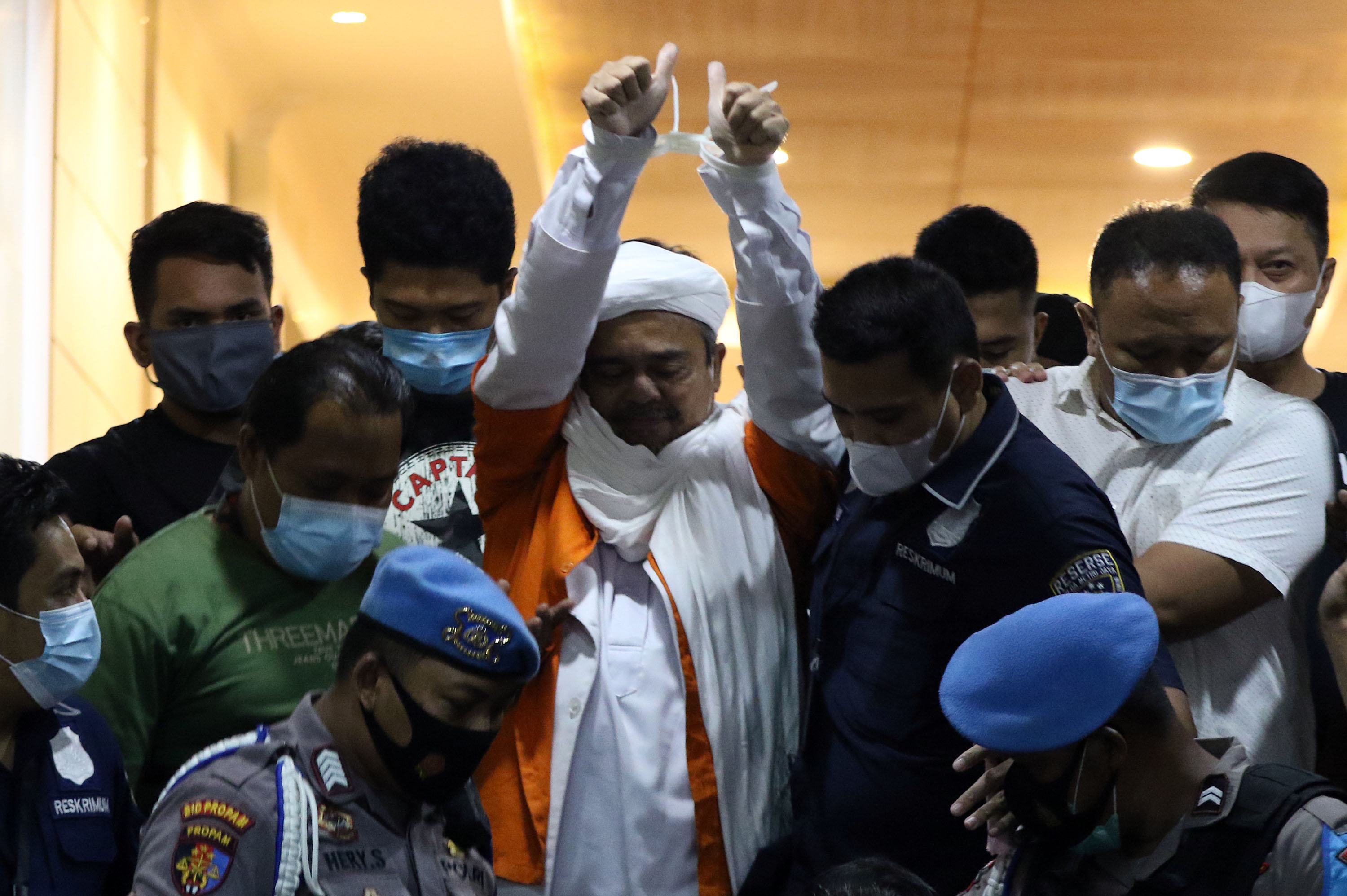 pemimpin-fpi-rizieq-shihab-ditahan-di-polda-metro-jaya_20201213_012921.jpg