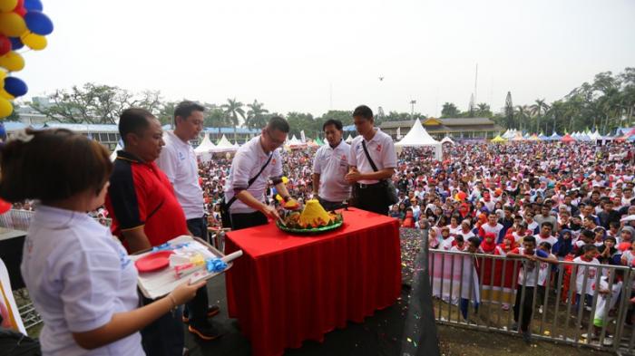 pemimpin-perusahaan-harian-tribun-medan-setiawan-memotong-nasi-tumpeng_20150927_142819.jpg