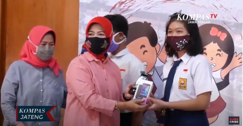 Pemkot Solo Menyalurkan Bantuan Smartphone untuk 1.500 Siswa SMP Kurang Mampu