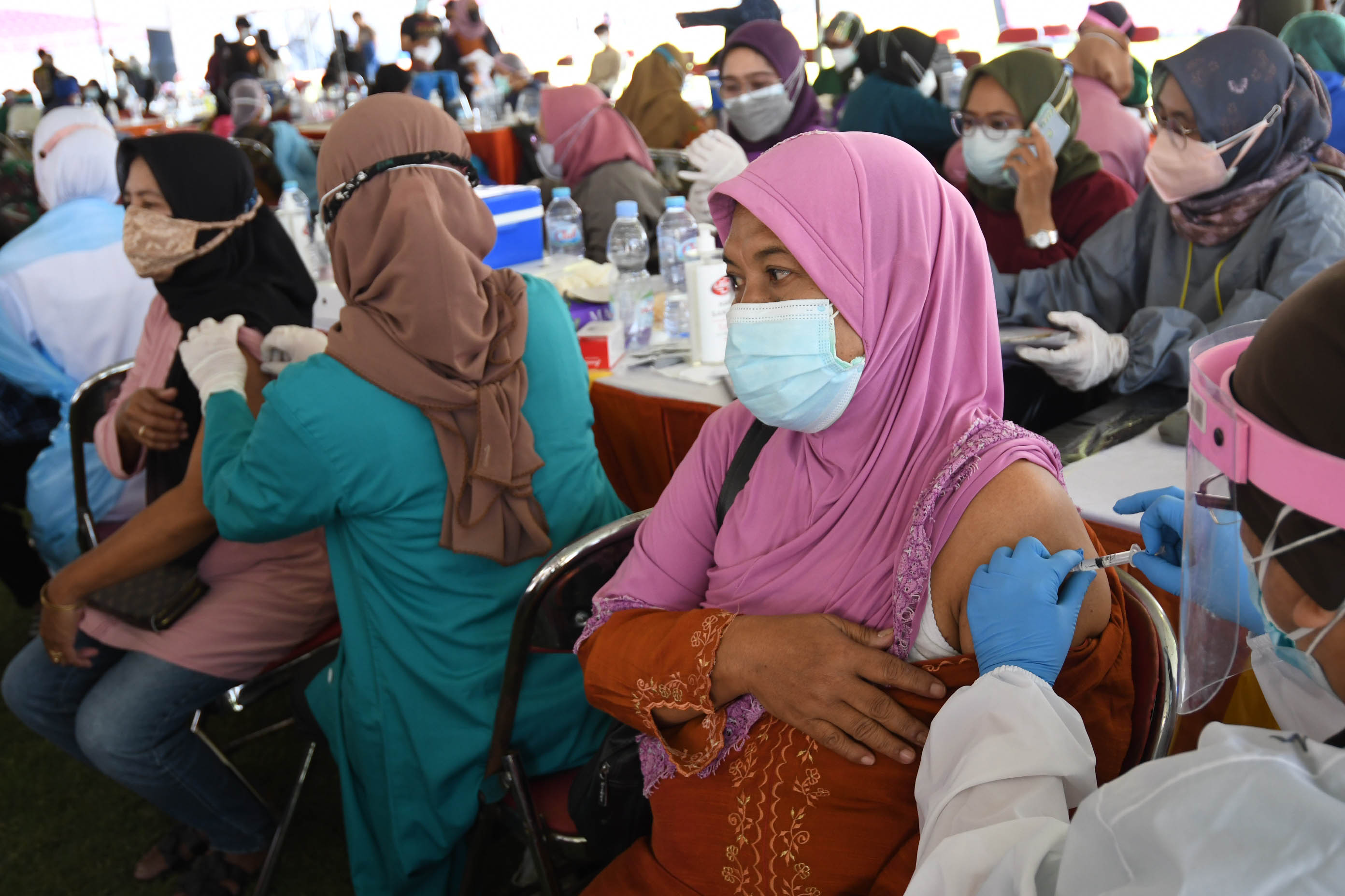 pemkot-surabaya-dan-koarmada-ii-gelar-vaksinasi-covid-19-massal_20210812_042028.jpg