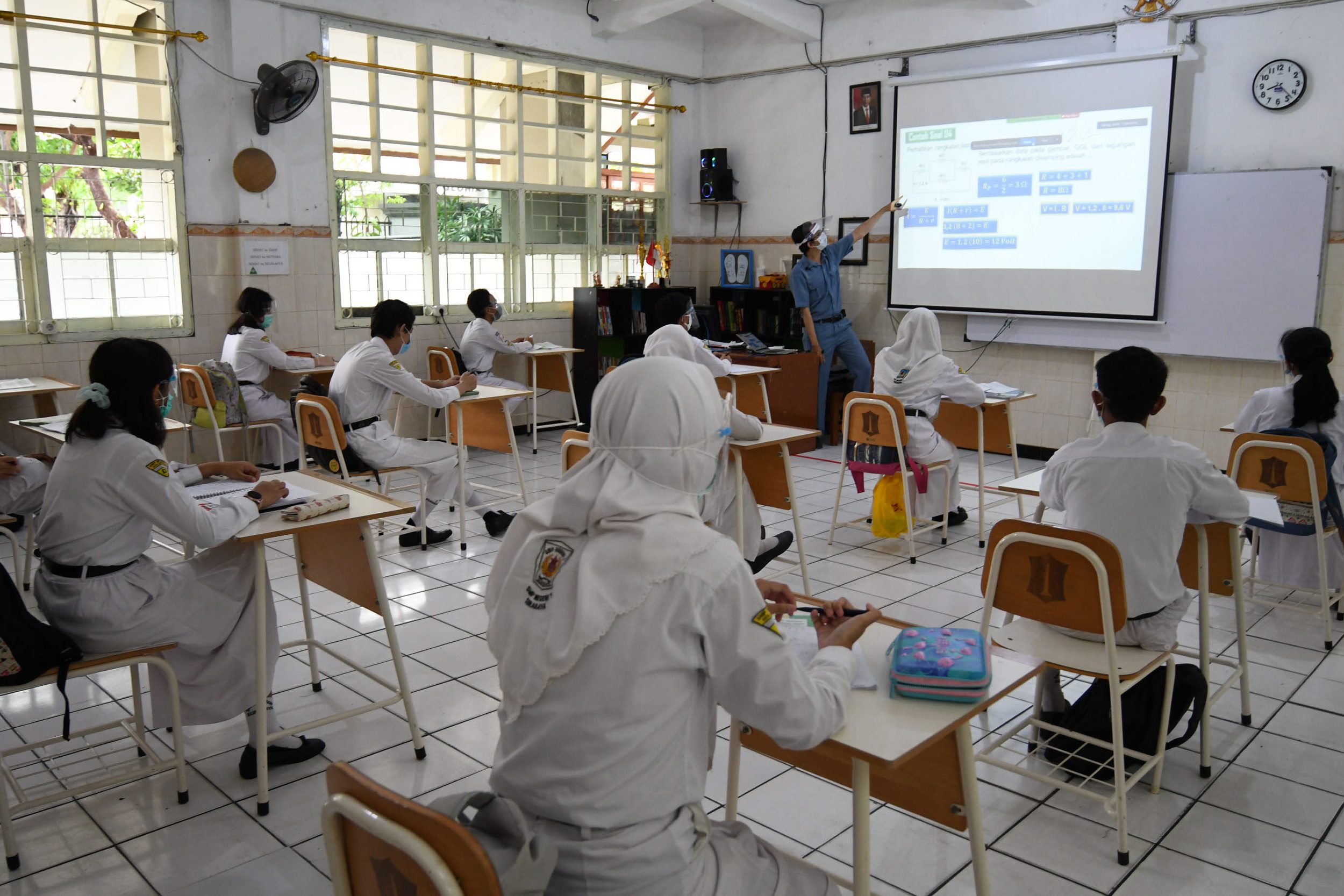 pemkot-surabaya-gelar-uji-coba-ptm-selama-2-minggu_20201207_155918.jpg