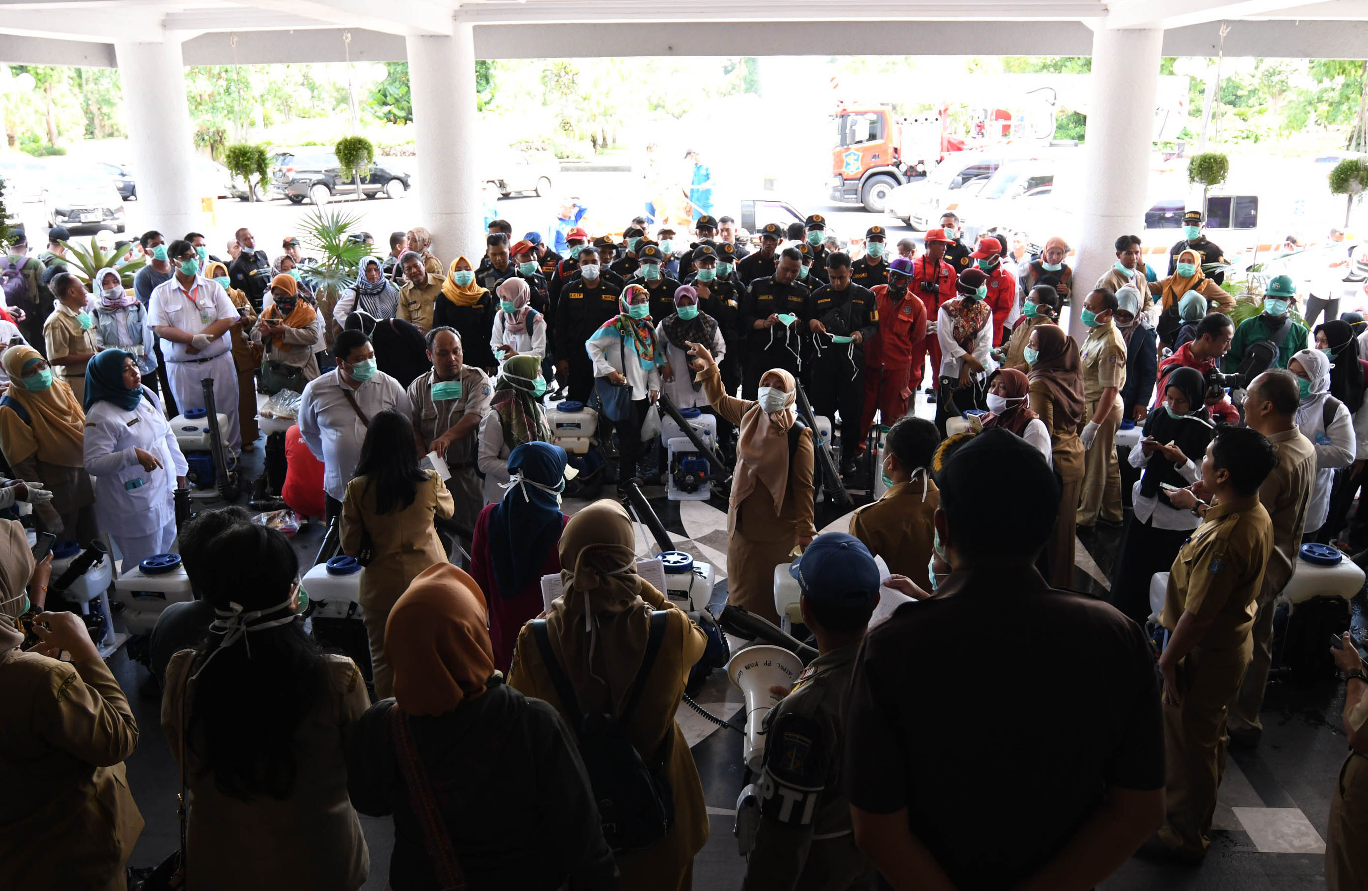pemkot-surabaya-semprot-disinfektan-di-berbagai-sudut-kota_20200316_210725.jpg