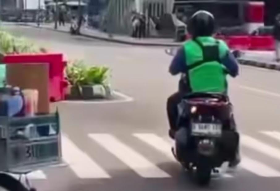 pemotor-berjaket-ojol-arogan-klakson-panjang-dan-memaki-pesepeda-di-Jalan-Sudirman.jpg