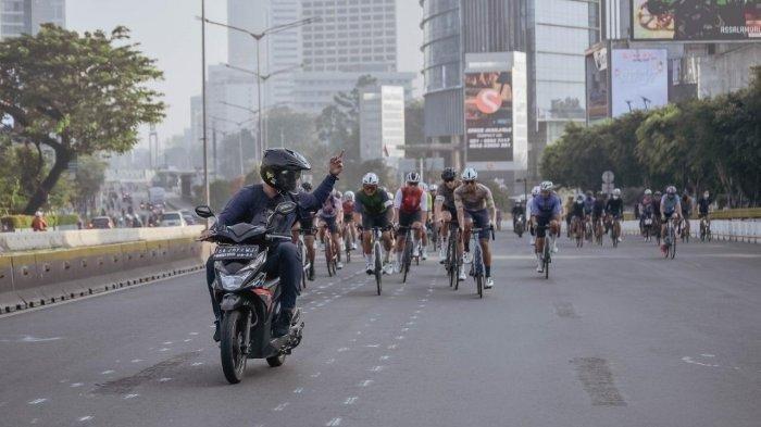 pemotor-plat-aa-acungkan-jari-tengah.jpg