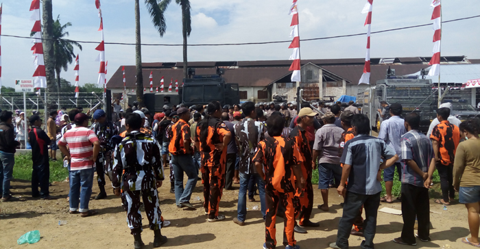 pemuda-pancasila-dan-ikp-kepung-kantor-ptpn-ii_20170810_115814.jpg