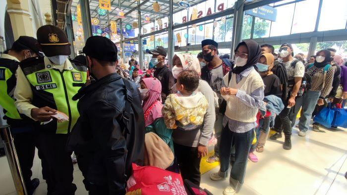 pemudik-berangkat-di-stasiun-pasar-senen-121.jpg