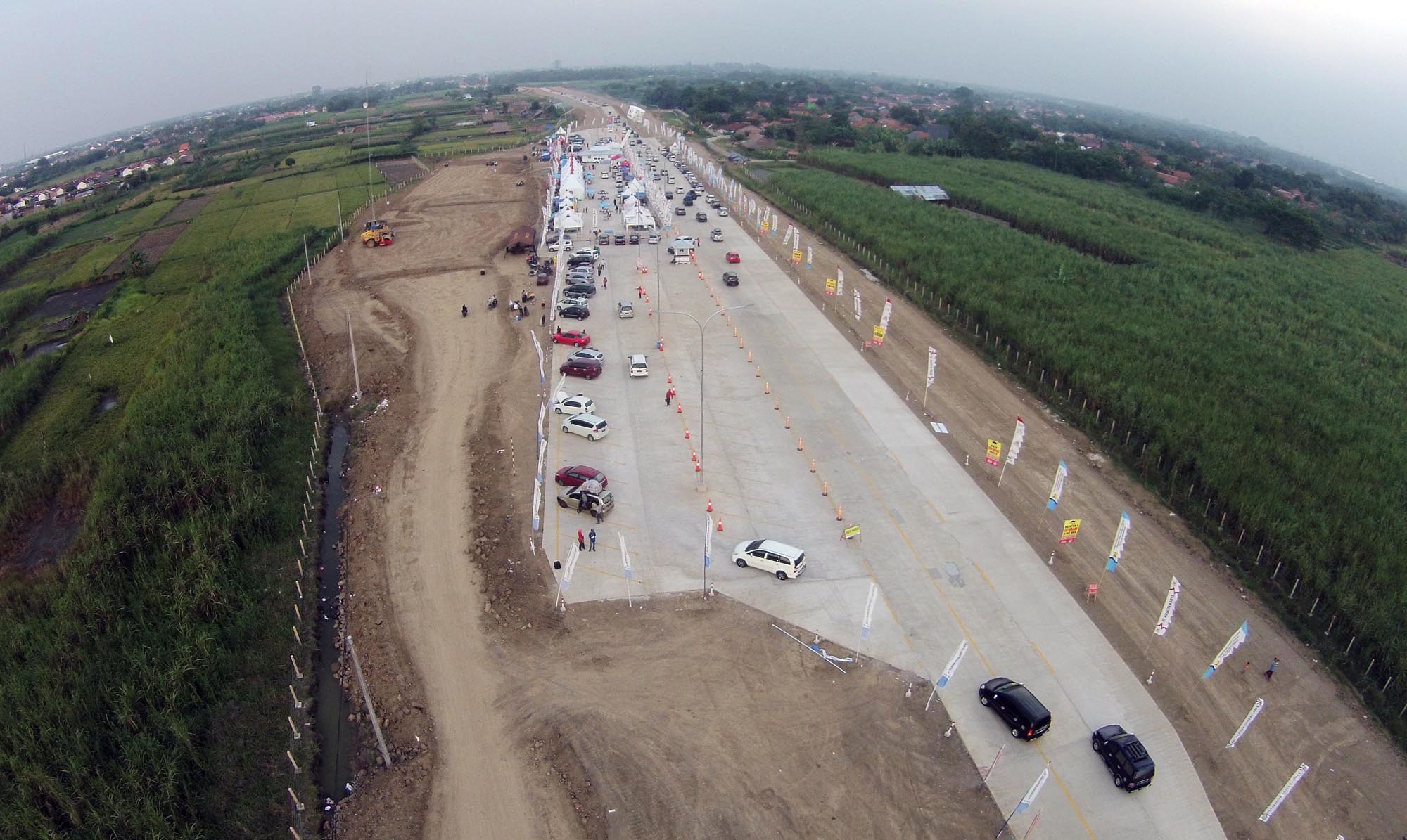 pemudik-lintasi-tol-fungsional_20170621_235428.jpg