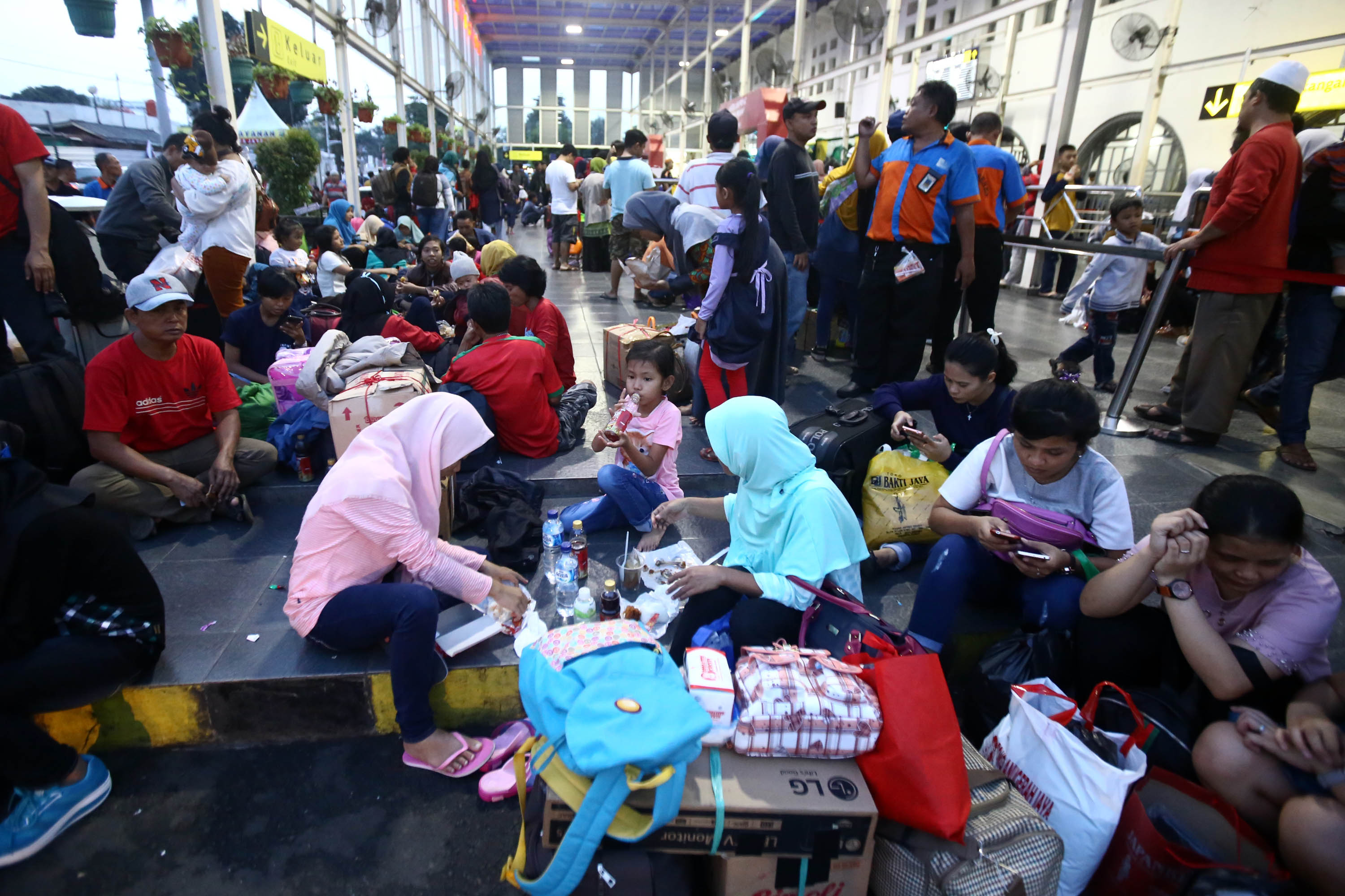 pemudik-padati-stasiu-senen_20170618_233201.jpg