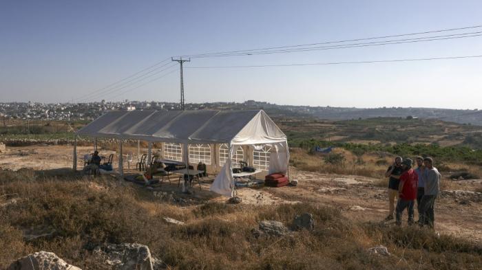 pemukim-israel-di-tanah-di-desa-halhoul-utara-hebron-di-tepi-barat.jpg