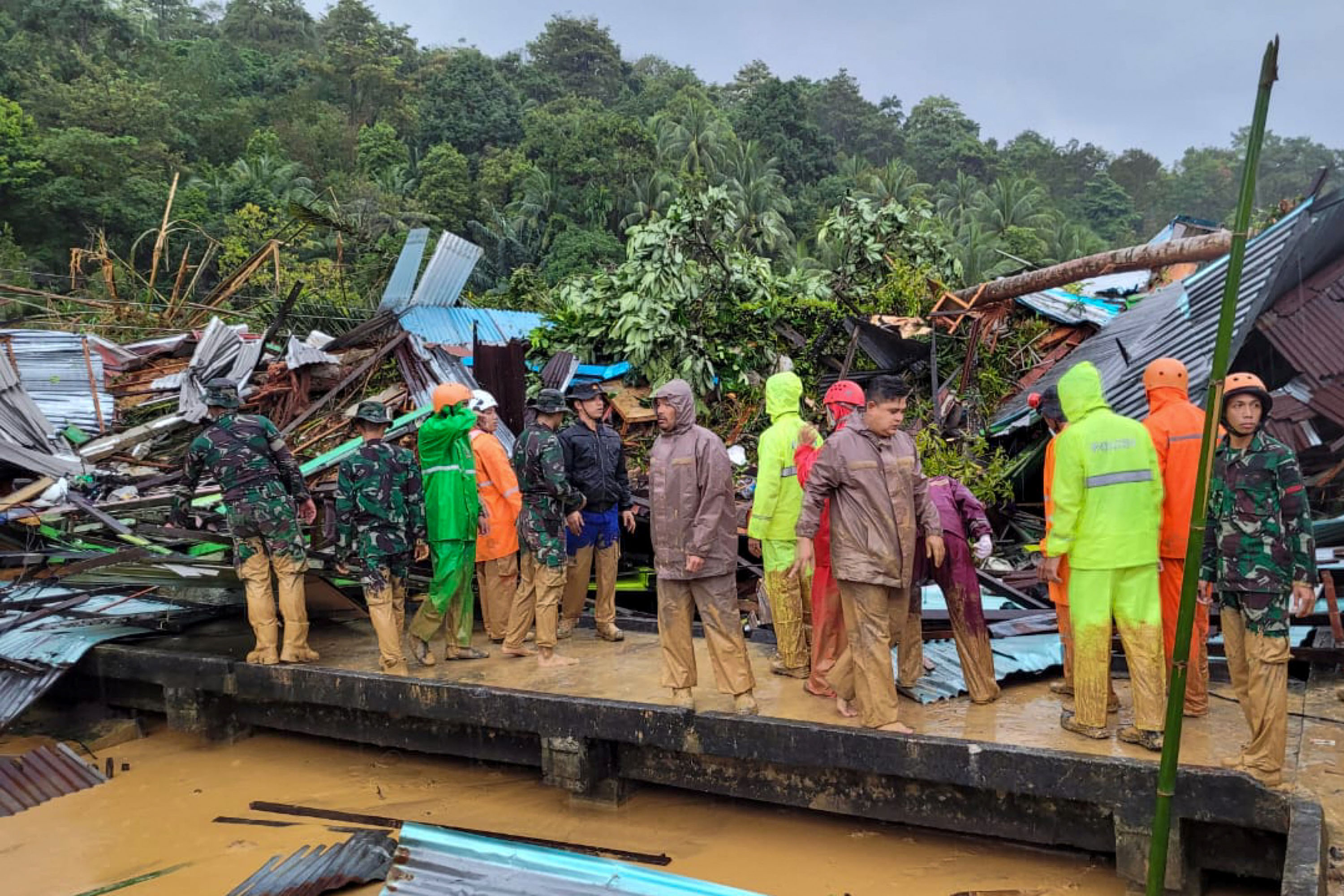 penampakan-dahsyatnya-longsor-di-natuna_20230307_162914.jpg