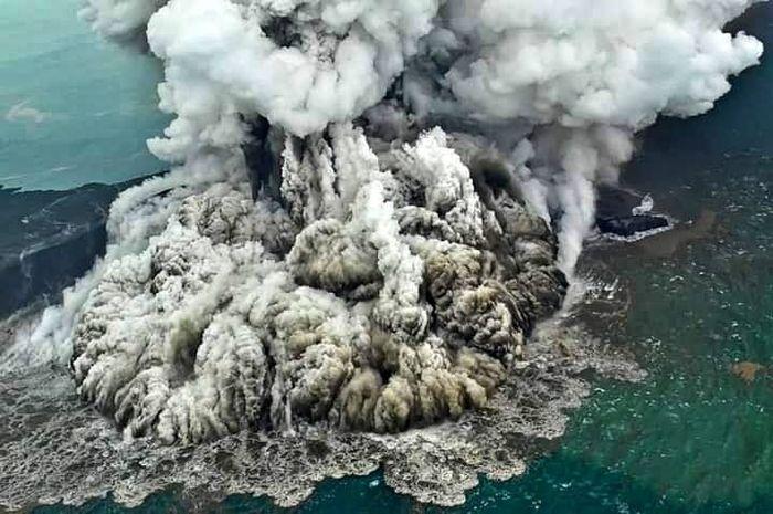 penampakan-erupsi-anak-krakatau-berhasil-tertangkap-kamera-ngeri-banget.jpg