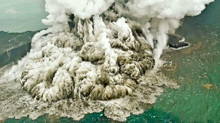 penampakan-erupsi-gunung-anak-krakatau.jpg