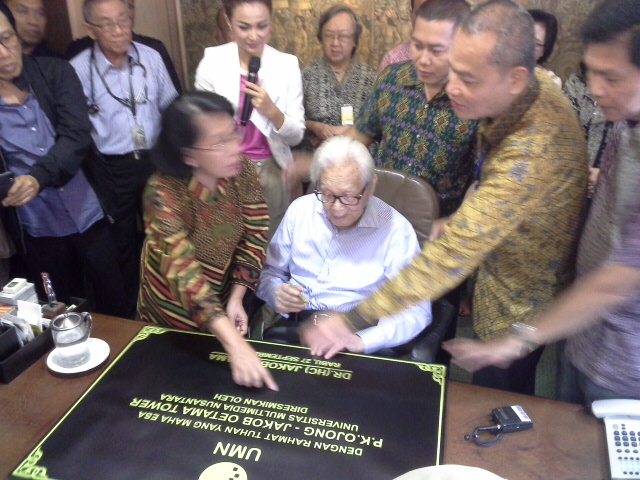 penandatanganan-prasasti-peresmian-gedung-baru-universitas-multimedia-nusantara_20170927_130056.jpg
