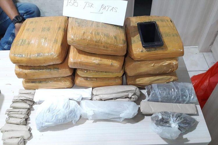 penangkapan-dua-oknum-mahasiswa-yang-simpan-puluhan-kilogram-ganja-di-ruang-senat-kampus.jpg