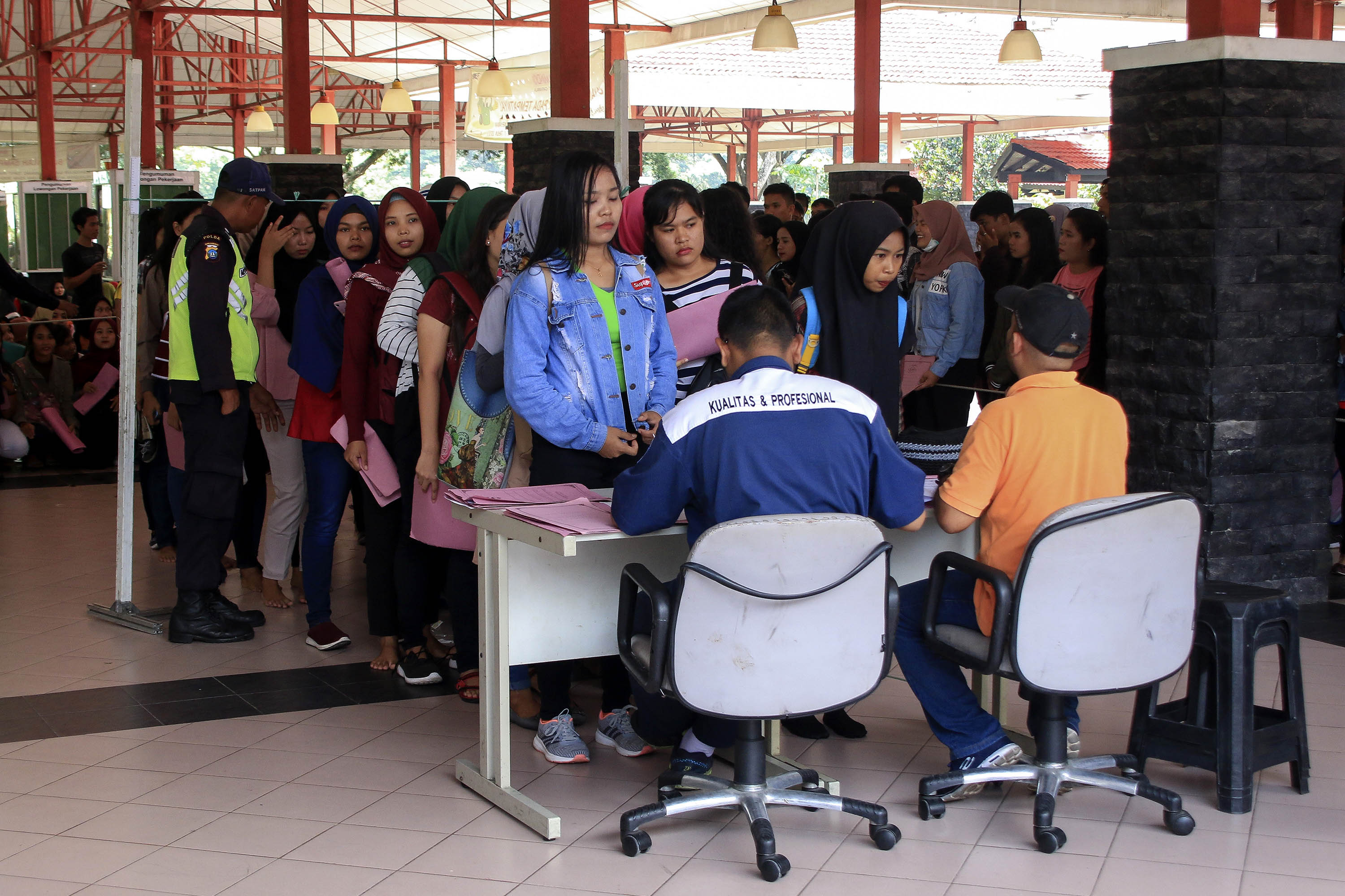 pencari-kerja-di-batamindo_20190905_202333.jpg