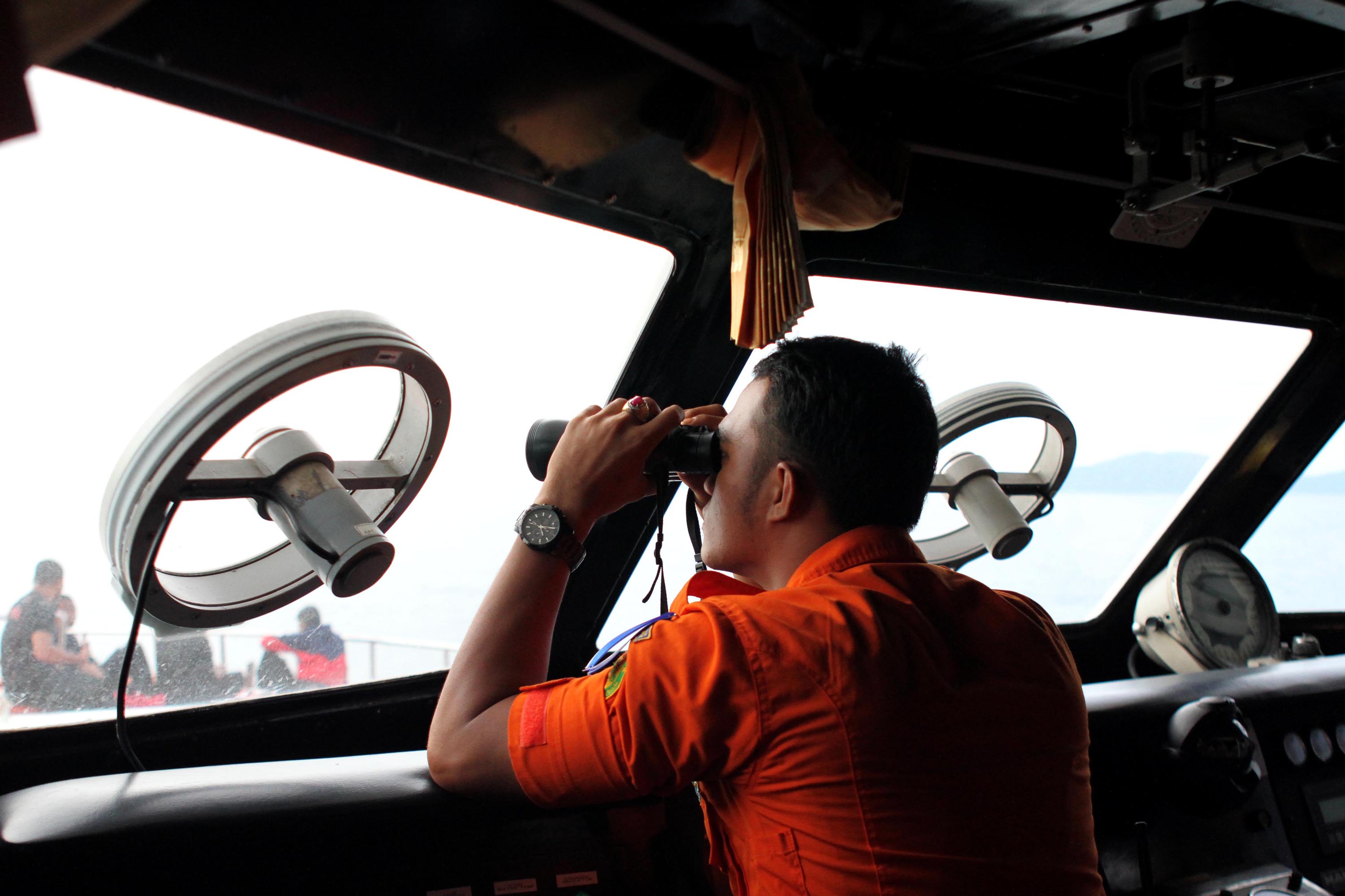 pencarian-airasia-qz8501-di-perairan-laut-belitung-timur_20141229_222114.jpg