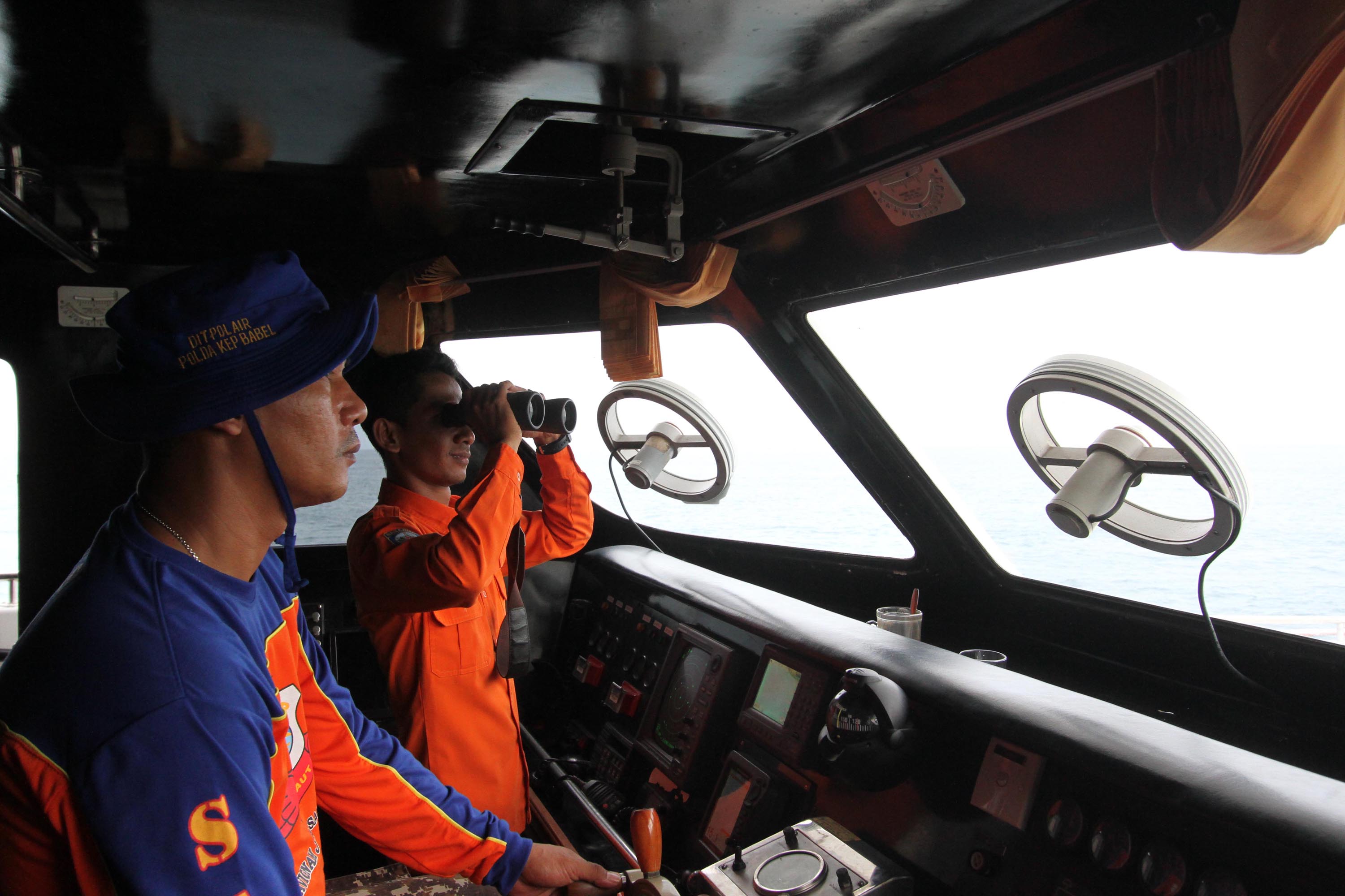 pencarian-airasia-qz8501-di-perairan-laut-belitung-timur_20141229_222621.jpg