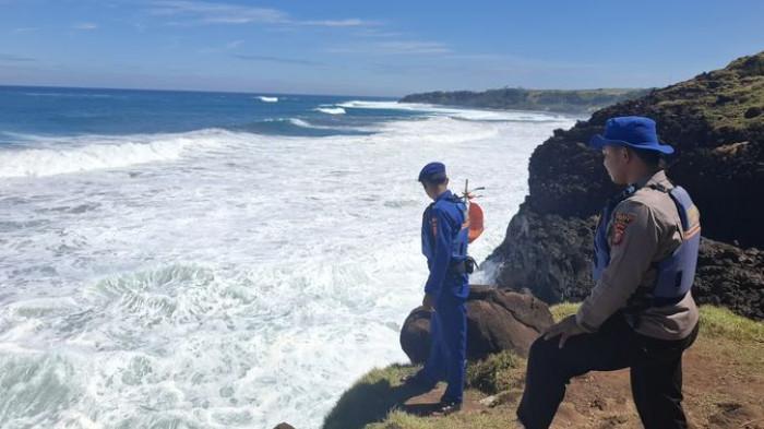pencarian-dua-mahasiswa-Ikopin-yang-hilang-terseret-ombak-di-Pantai-Puncak-Guha.jpg
