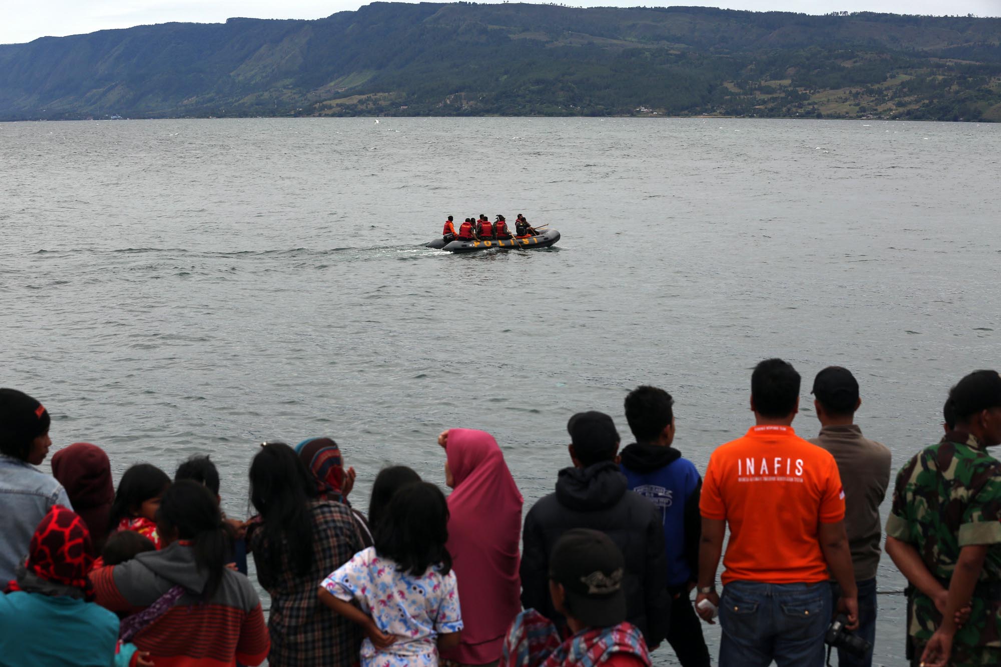 pencarian-korban-kapal-tenggelam_20180619_220919.jpg