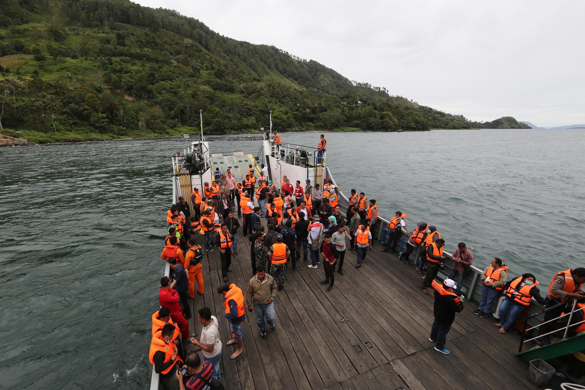 pencarian-korban-kapal-tenggelam_20180619_221206.jpg