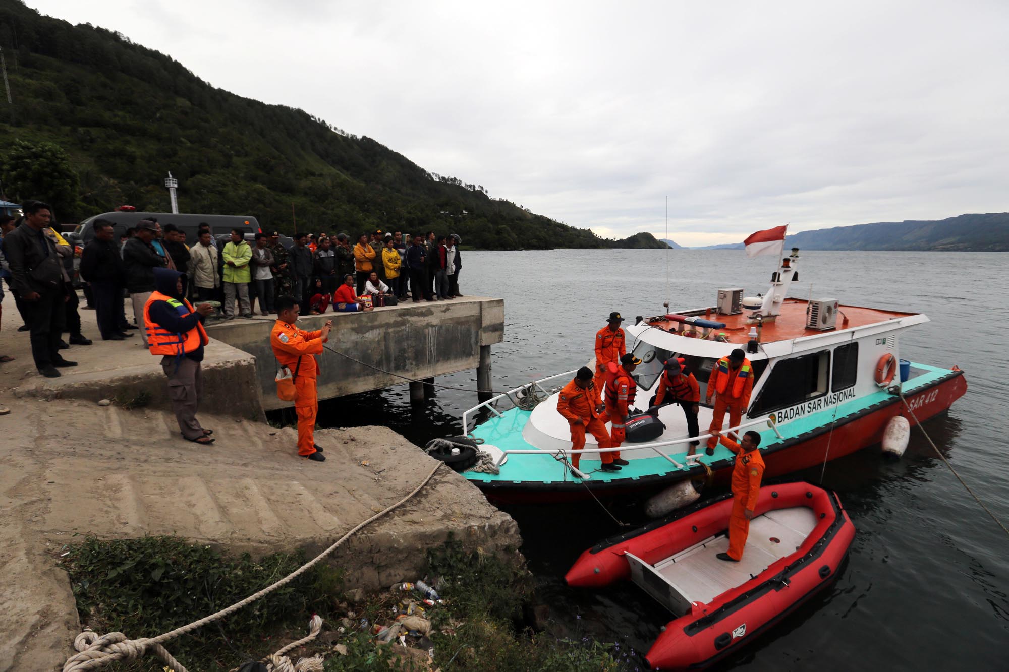 pencarian-korban-kapal-tenggelam_20180619_221227.jpg