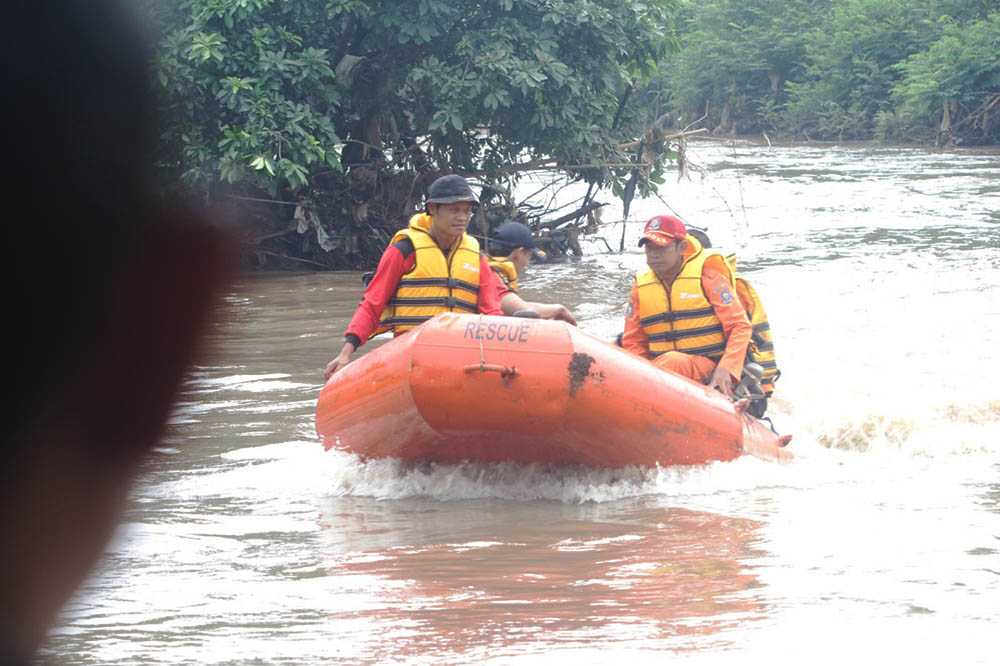 pencarian-korban-tenggelam-di-bendungan-polor_20150324_141344.jpg