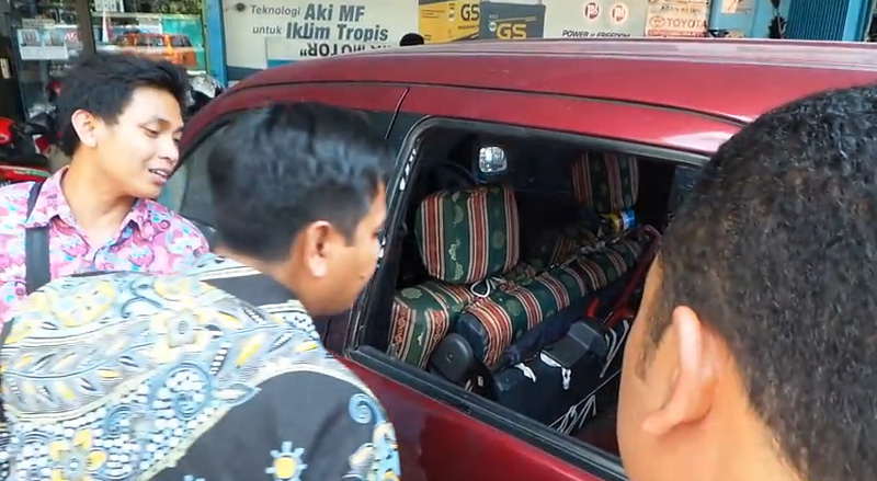 pencuri-pecah-kaca-mobil-di-kudus-terekam-cctv_20150421_213810.jpg